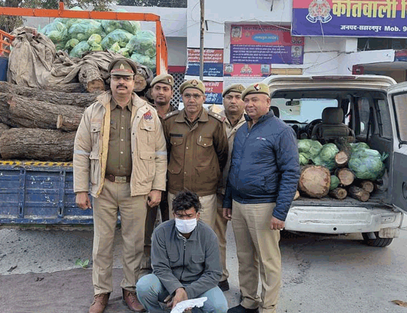 पुलिस के हत्थे चढ़ा एक लकड़ी तस्कर, अन्य फरार