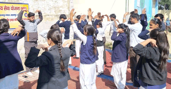 सात दिवसीय रासेयो शिविर में स्वयंसेवकों ने जानी योग की महत्ता