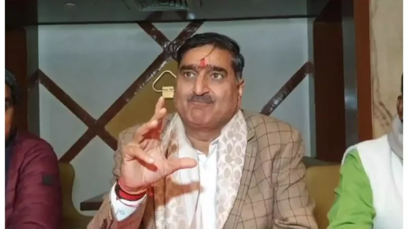 अलीगढ़: रजवाहे के अतिक्रमण पर सांसद सतीश गौतम के बिगड़े बोल, अफसर से बोले- ‘एक भी मुल्ला नहीं…’