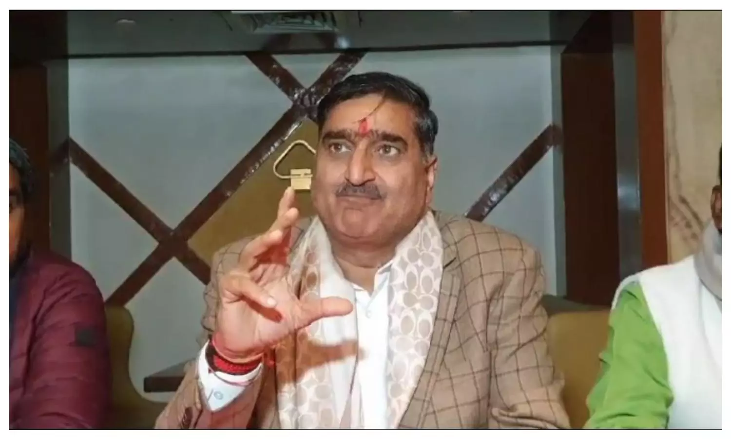 अलीगढ़: रजवाहे के अतिक्रमण पर सांसद सतीश गौतम के बिगड़े बोल, अफसर से बोले- ‘एक भी मुल्ला नहीं…’