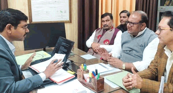 सडक़ निर्माण के दौरान हरे वृक्ष काटने का विरोध, जिला वन अधिकारी को सौंपा ज्ञापन