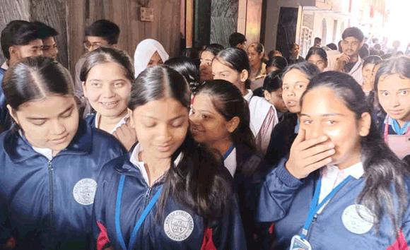 सीबीएसई बोर्ड परीक्षाएं शुरू, प्रश्नपत्र आसान आने से खिले छात्रों के चेहरे, यूपी बोर्ड परीक्षा की तैयारियां पूरी, पहला पर्चा आज