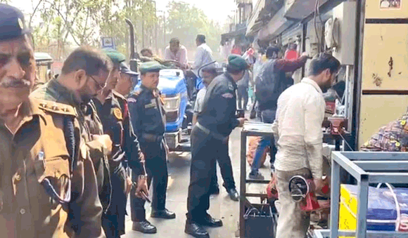 अंसारी रोड पर 50 दुकानों से हटाया अतिक्रमण