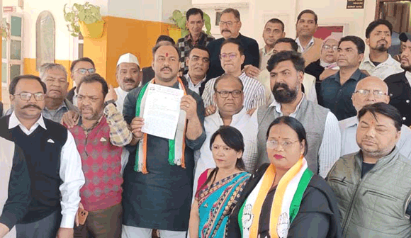 शंकराचार्य के समर्थन में कांग्रेस का कलेक्ट्रेट पर प्रदर्शन, प्रधानमंत्री को भेजा ज्ञापन