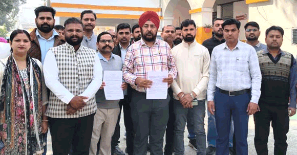 एनएचएम कर्मियों ने मुख्यमंत्री के नाम सौंपा ज्ञापन, समान कार्य-समान वेतन की मांग