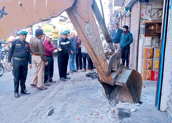 जेसीबी-पोकलेन से ध्वस्त किया 80 दुकानों का अतिक्रमण