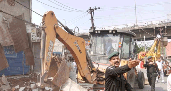 पेपर मिल रोड पर जेसीबी से ध्वस्त किया अतिक्रमण