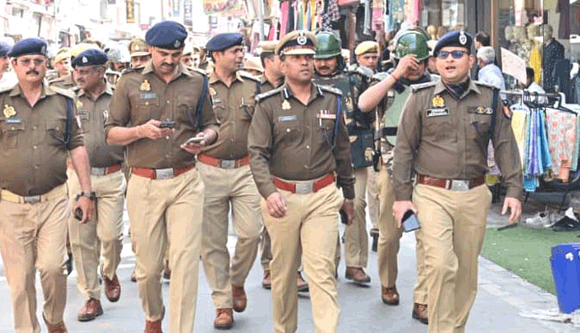 त्यौहारों के मद्देनजर सहारनपुर में पुलिस का फ्लैग मार्च, सुरक्षा व्यवस्था का लिया जायजा