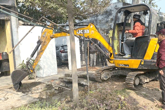 जेसीबी से 60 दुकानों का अतिक्रमण हटाते हुए जुर्माना वसूला