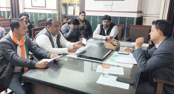 निर्माणाधीन सड़क की बदहाली को लेकर युवा कांग्रेस ने नगर निगम पर प्रदर्शन, नगरायुक्त को सौंपा ज्ञापन