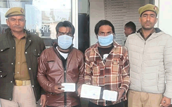 पुलिस के हत्थे चढ़े दो शातिर चोर, चोरी की गई आर्टिफिशियल ज्वैलरी व नगदी बरामद