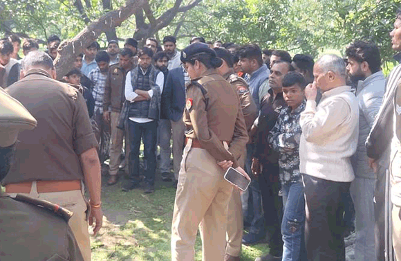 गाय के अवशेष मिलने पर भड़का आक्रोश, हिंदू संगठनों ने लगाया जाम