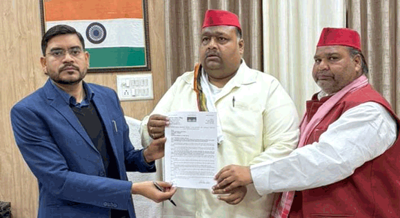 फर्जी सात नंबर फॉर्म के आरोपों को लेकर डीएम से मिले वरिष्ठ सपा नेता टिंकू अरोड़ा