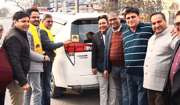 सड़क सुरक्षा को लेकर आईआईए व परिवहन विभाग का रिफ्लेक्टर स्टीकर अभियान शुरू