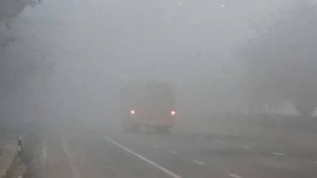 दिल्ली-NCR में घने कोहरे से विजिबिलिटी गिरी, ‘खराब’ कैटेगरी में हवा की गुणवत्ता; आनंद विहार में AQI 334 दर्ज