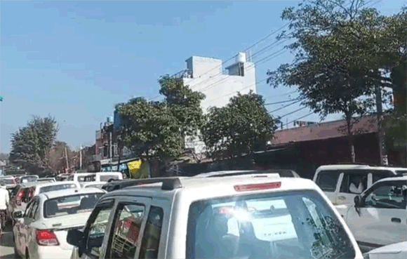 सडको पर वाहनो की पार्किंग व अतिक्रमण से सडके बनी संकीर्ण गलियां