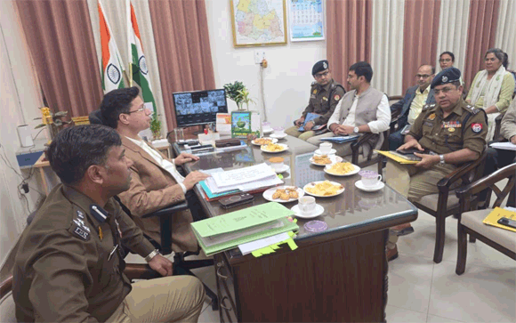 मण्डलायुक्त ने आगामी त्यौहारों के दृष्टिगत की कानून व्यवस्था की बैठक