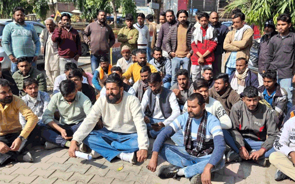 दहेज उत्पीडन के आरोपियो की गिरफतारी की मांग को लेकर राष्टरीय बजरंग दल कार्यकर्ताओ व पिडितो ने कोतवाली पर धरना दिया