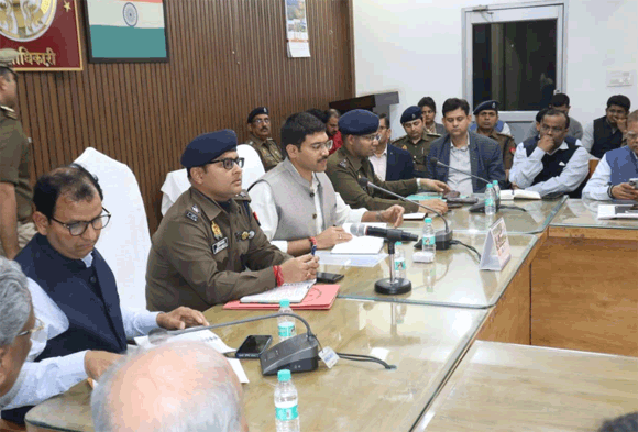आगामी त्यौहारों पर होली एवं ईद के सकुशल आयोजन हेतु की गयी थानेवार समीक्षा, उपस्थित रहे संभ्रान्तजन एवं आयोजक
