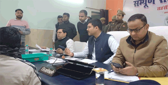 जिलाधिकारी ने जनसमस्याओं को प्राथमिकता के आधार पर त्वरित निस्तारण कराने के निर्देश दिये