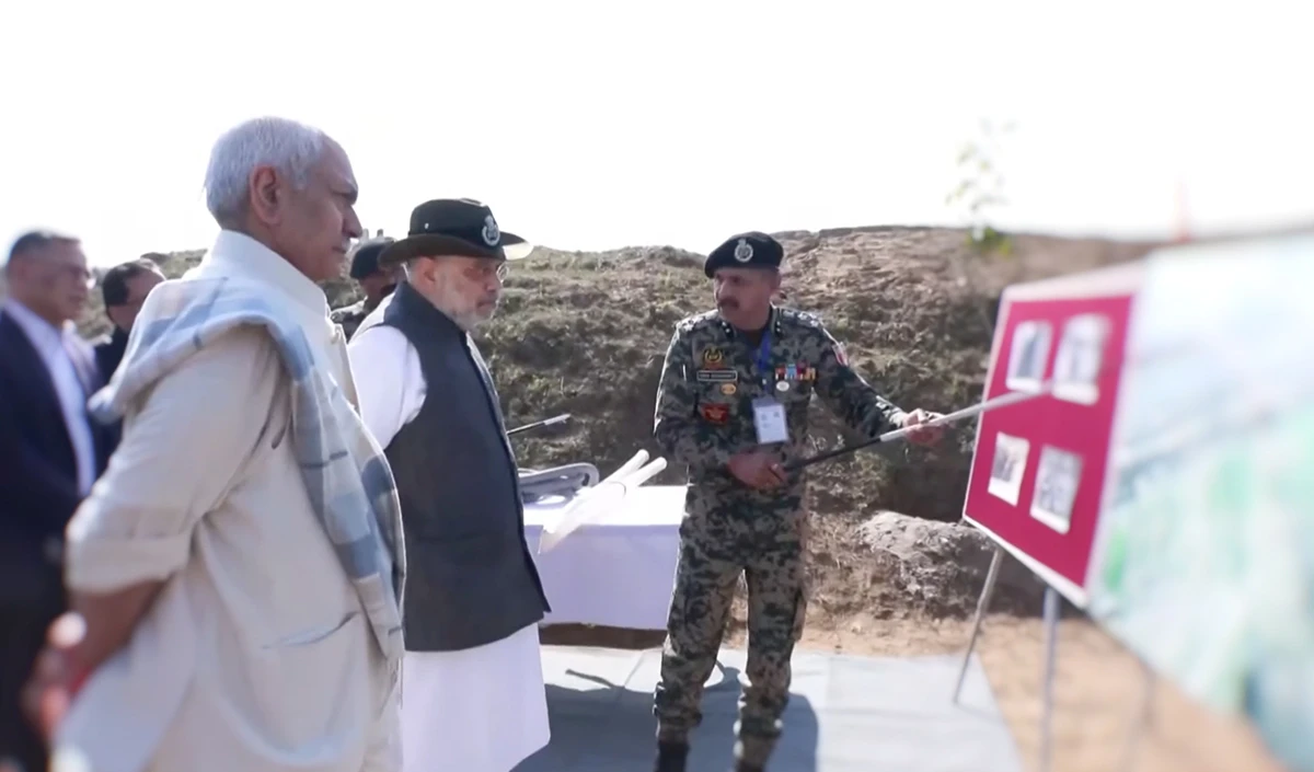 जम्मू आते ही सीधे Border पर पहुँचे अमित शाह, खुद लिया सीमा चौकियों का जायजा, BSF जवानों को सराहा