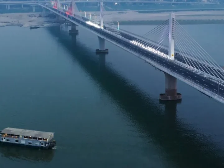 नीचे से जहाज तो ऊपर से रफ्तार भरेंगी गाड़ियां, पीएम मोदी आज करेंगे कुमार भास्कर वर्मा सेतु का उद्घाटन