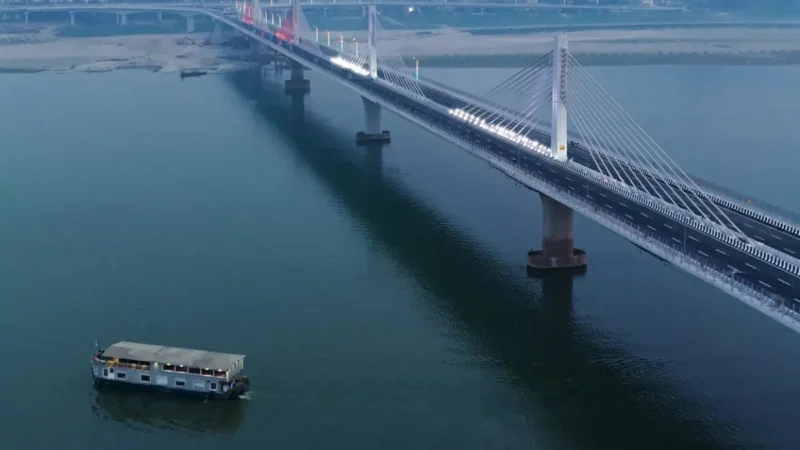 नीचे से जहाज तो ऊपर से रफ्तार भरेंगी गाड़ियां, पीएम मोदी आज करेंगे कुमार भास्कर वर्मा सेतु का उद्घाटन
