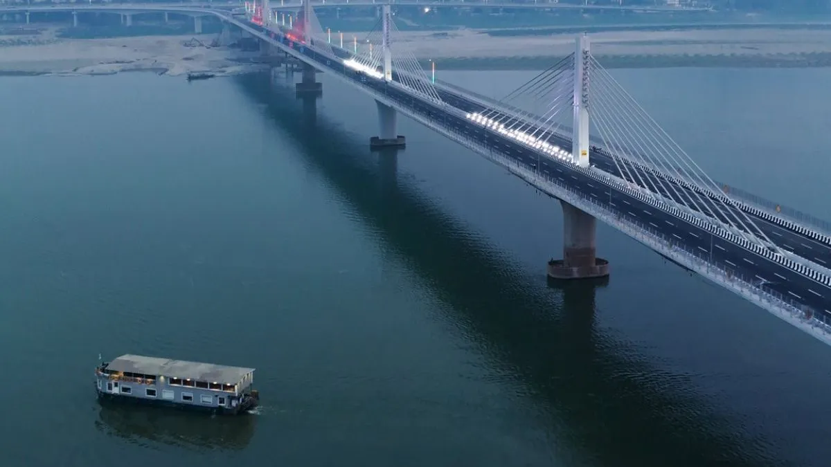 नीचे से जहाज तो ऊपर से रफ्तार भरेंगी गाड़ियां, पीएम मोदी आज करेंगे कुमार भास्कर वर्मा सेतु का उद्घाटन