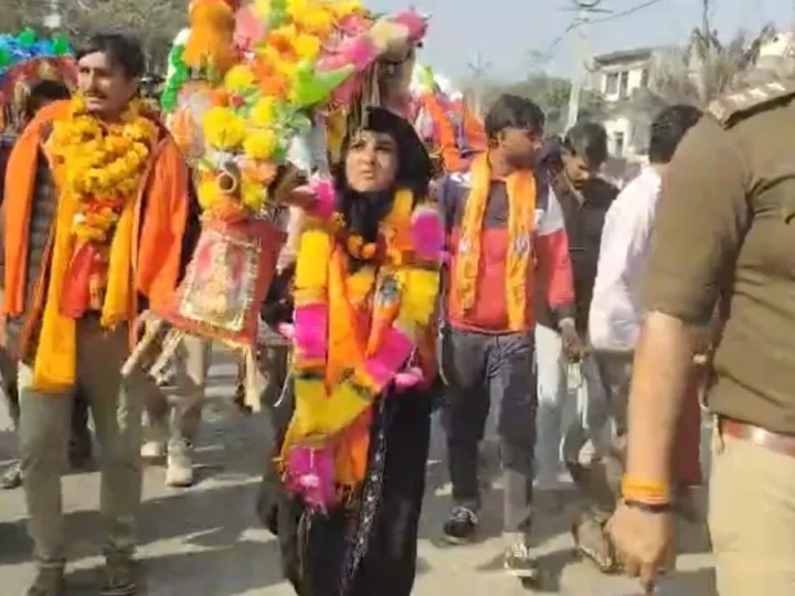 यूपी में महाशिवरात्रि से पहले दिखा अद्भुत नजारा, बुर्के में कांवड़ लेकर संभल पहुंची मुस्लिम महिला, जनता ने की फूलों की वर्षा