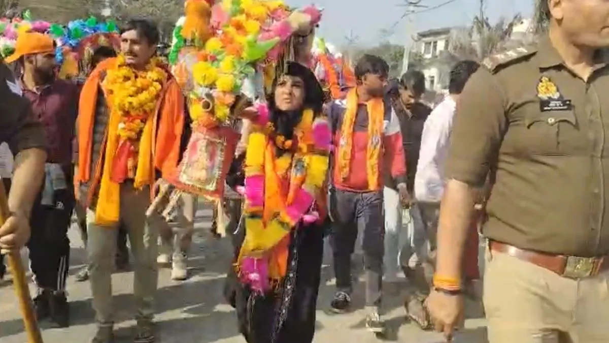 यूपी में महाशिवरात्रि से पहले दिखा अद्भुत नजारा, बुर्के में कांवड़ लेकर संभल पहुंची मुस्लिम महिला, जनता ने की फूलों की वर्षा