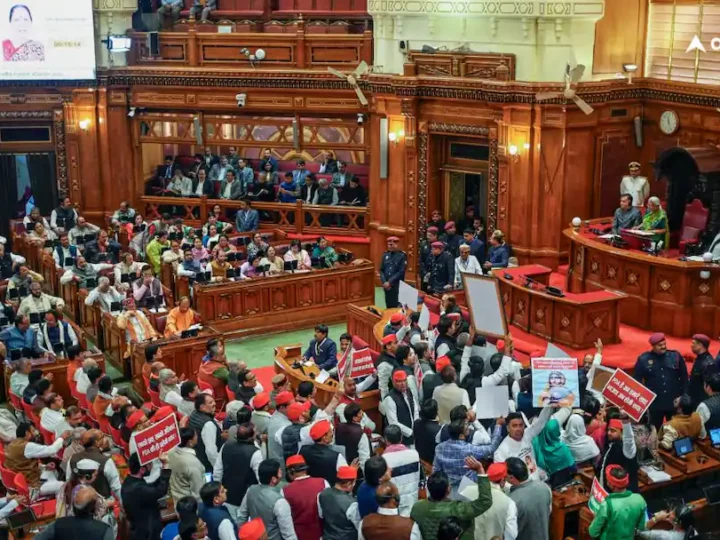 यूपी विधानसभा में आई हाथापाई की नौबत, योगी के मंत्री ने दी SC-ST एक्ट में FIR कराने की चेतावनी