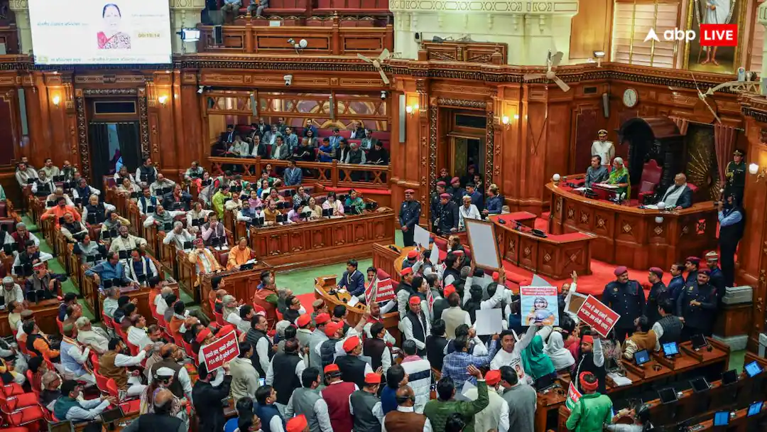 यूपी विधानसभा में आई हाथापाई की नौबत, योगी के मंत्री ने दी SC-ST एक्ट में FIR कराने की चेतावनी