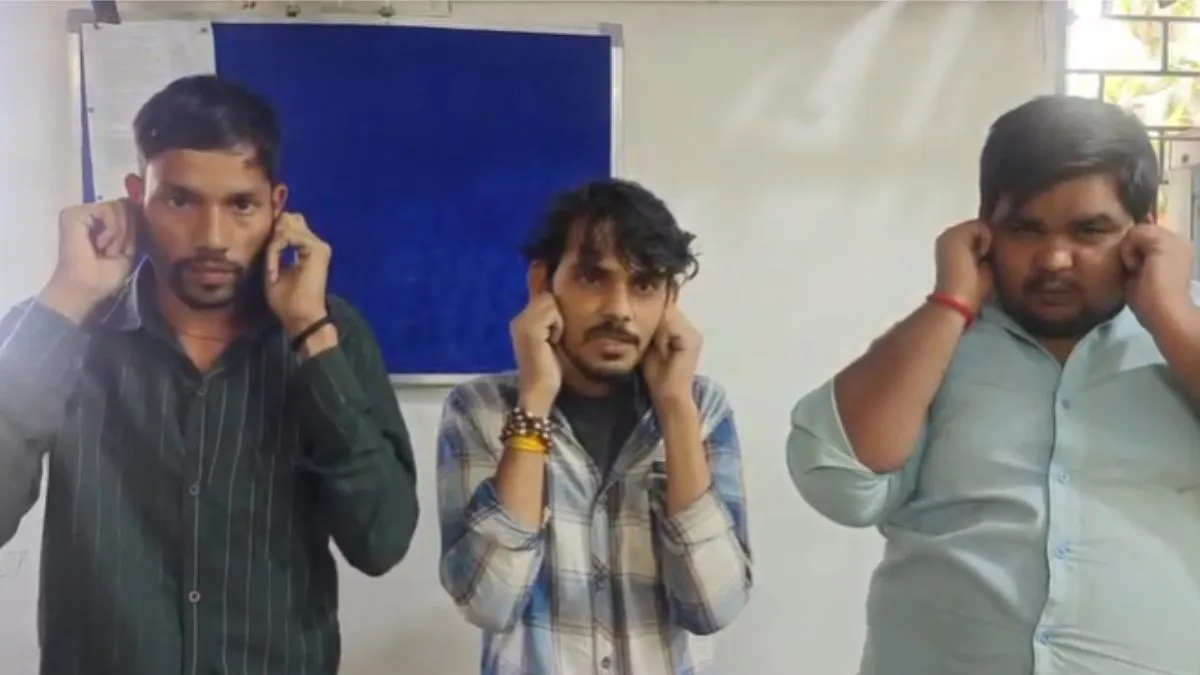 नशे में हो गए इतने चूर कि प्राचीन हनुमान मंदिर की दीवार पर कर दी पेशाब, 3 लोग गिरफ्तार, कान पकड़कर मांगी माफी