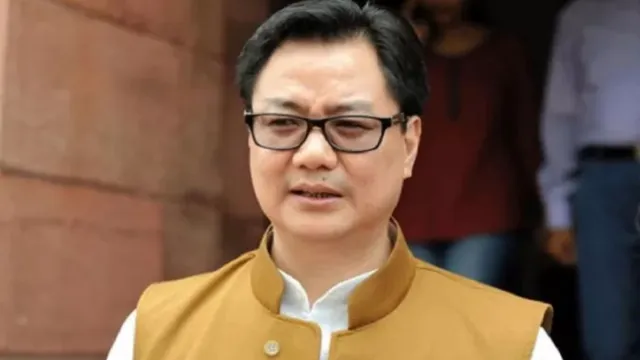 Lok Sabha में भारी हंगामा, रिजिजू बोले- Rahul Gandhi के लिए कांग्रेस ने गिराई सदन की गरिमा