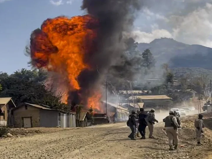 मणिपुर में फिर बढ़ा तनाव, उग्रवादियों ने कई घरों में लगाई आग, 5 दिन के लिए इंटरनेट बंद