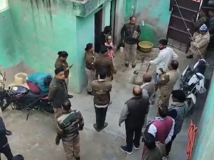 मथुरा में एक ही परिवार के 5 लोगों ने किया सुसाइड, पति-पत्नी और 3 बच्चों ने जहर खाकर दी जान