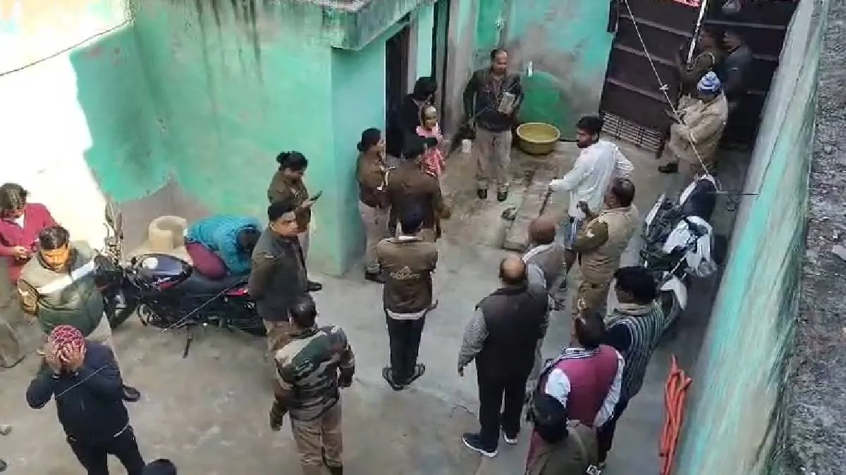 मथुरा में एक ही परिवार के 5 लोगों ने किया सुसाइड, पति-पत्नी और 3 बच्चों ने जहर खाकर दी जान