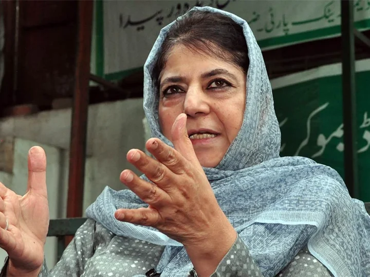 Gaza संकट के बीच Modi की Israel यात्रा पर Mehbooba Mufti भड़कीं, कहा- PM को Netanyahu को गले नहीं लगाना चाहिए था