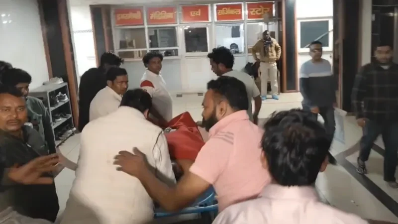 कानपुर में पुरानी रंजिश में छिड़ी खूनी जंंग, भाजपा नेता को घोंपा चाकू और मार दी गोली, स्थिति गंभीर