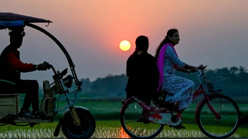 देश में गर्मी दस्तक देने को तैयार! 2-4°C तक बढ़ेगा तापमान, हिमाचल और कश्मीर में बारिश के आसार, यहां कोहरे का अलर्ट