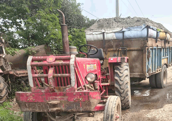 पुलिस व राजस्व विभाग ने चेकिंग के दौरान 2 ट्रक व 2 ट्रैक्टर-ट्राली किए सीज