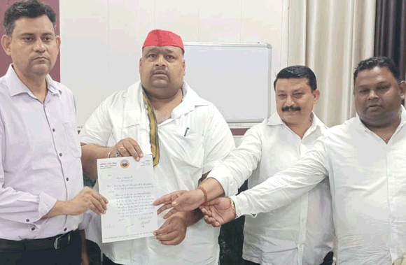 जीआई सर्वे के सेल्फ एसेसमेंट में भ्रष्टाचार का आरोप, पार्षदों ने अपर नगर आयुक्त को सौंपा ज्ञापन