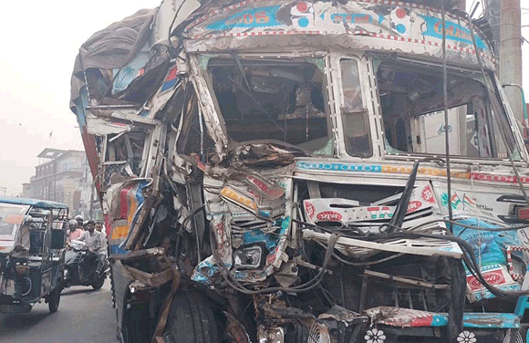 अंबेडकर चौक पर ट्रकों की भीषण टक्कर, दुकान में घुसा अनियंत्रित ट्रक, तीन कारें क्षतिग्रस्त