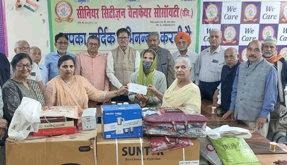 वरिष्ठ नागरिकों ने जरूरतमंद कन्या के विवाह में दी आर्थिक सहायता व घरेलू सामान