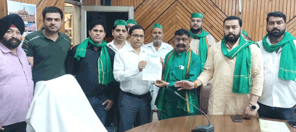 नागल बस स्टैंड पर फ्लाईओवर निर्माण की मांग, भाकियू रक्षक ने जिलाधिकारी को सौंपा ज्ञापन