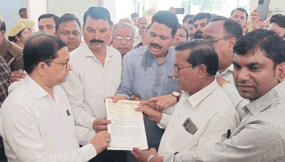 उत्तम नगर में तरुण खटीक की हत्या के विरोध में भारतीय खटीक महासभा ने राष्ट्रपति के नाम जिलाधिकारी को सौंपा ज्ञापन