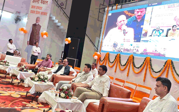 मुख्यमंत्री ने लाभार्थी सुनीता से कहा, अच्छा घर बनाइयें, अभी दो किश्त और मिलेंगी