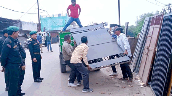 लोहे के चार गेट जब्त, साढेघ् सात हजार जुर्माना