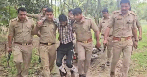 पुलिस ने मुठभेड़ के दौरान घायलावस्था में दबोचा 50 हजार का इनामी बदमाश, दूसरा फरार