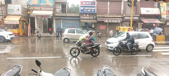 सुबह से रूक-रूककर हो रही बरसात ने बदला मौसम का मिजाज